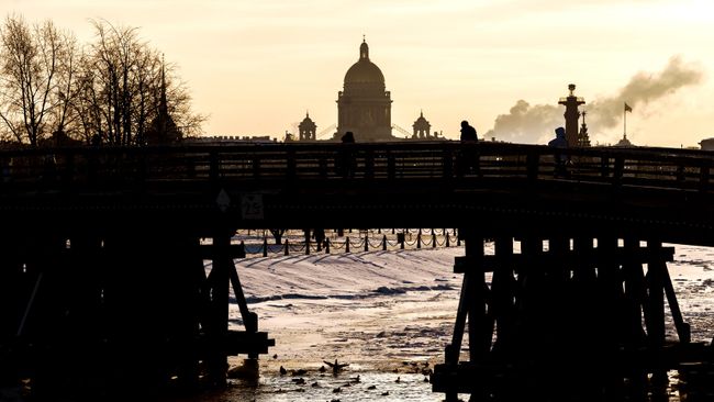Люди идут по Кронверкскому мосту через Кронверкский пролив в Санкт-Петербурге