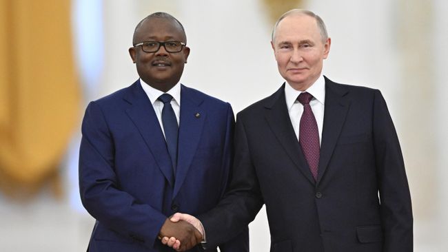 Президент РФ Владимир Путин и президент Гвинеи-Бисау Умару Сисоку Эмбало во время встречи