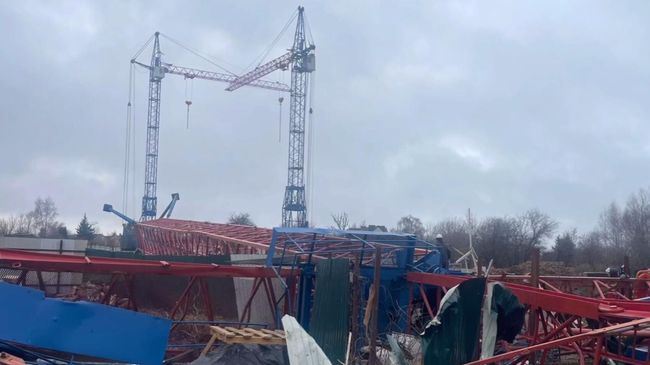 На месте падения подъемного крана в Калининградской области