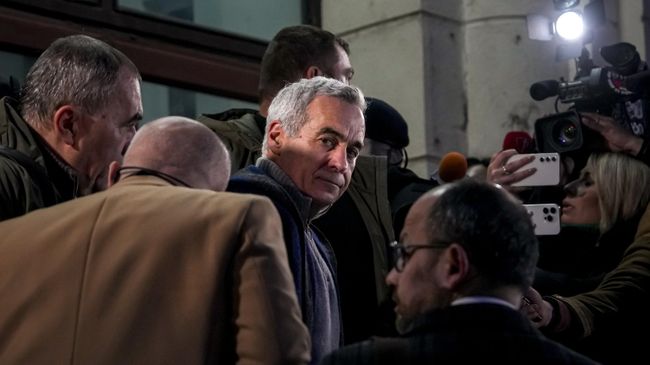 Кэлин Джорджеску покидает Генеральную прокуратуру после допроса