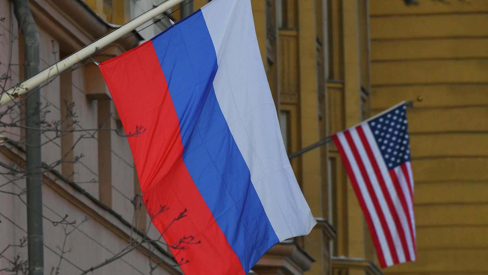 Государственные флаги России и США у американского посольства в Москве Государственные флаги России и США у американского посольства в Москве - РИА Новости, 1920, 29.12.2021