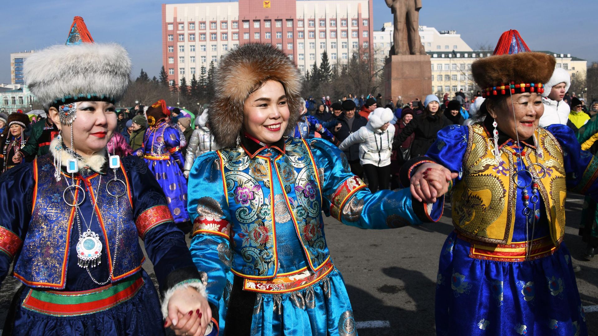 Участники народного танца-хоровода ехор на празднике Сагаалган по случаю буддийского Нового года в Чите Участники народного танца-хоровода ехор на празднике Сагаалган по случаю буддийского Нового года в Чите - РИА Новости, 1920, 01.03.2025