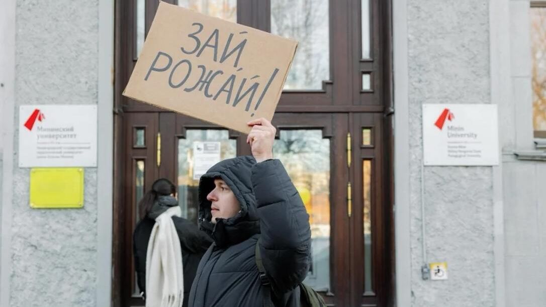 Участник акции в поддержку новой демографической инициативы в Нижнем Новгороде - РИА Новости, 1920, 27.02.2025