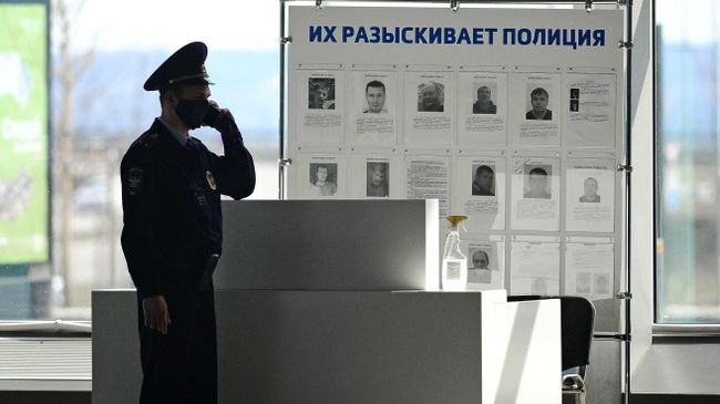 Сотрудник полиции в аэропорту