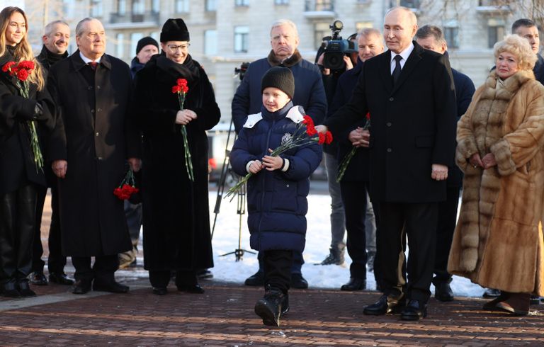 Президент РФ Владимир Путин на церемонии возложения цветов к памятнику первому мэру Санкт-Петербурга Анатолию Собчаку Президент РФ Владимир Путин на церемонии возложения цветов к памятнику первому мэру Санкт-Петербурга Анатолию Собчаку