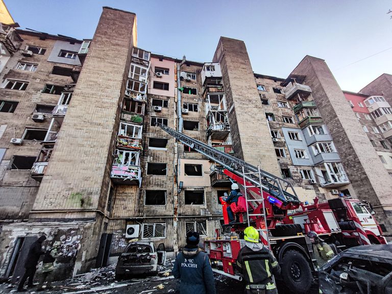 Работники МЧС на месте обстрела в Макеевке Работники МЧС на месте обстрела в Макеевке