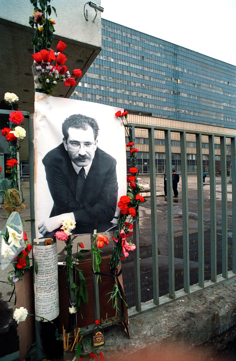 Фотография тележурналиста Владислава Листьева около телецентра Останкино в день его убийства Фотография тележурналиста Владислава Листьева около телецентра Останкино в день его убийства