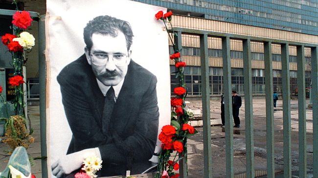 Фотография тележурналиста Владислава Листьева около телецентра Останкино в день его убийства