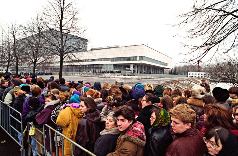 Москвичи и гости столицы собрались у телецентра Останкино, чтобы почтить память тележурналиста Владислава Листьева Москвичи и гости столицы собрались у телецентра Останкино, чтобы почтить память тележурналиста Владислава Листьева