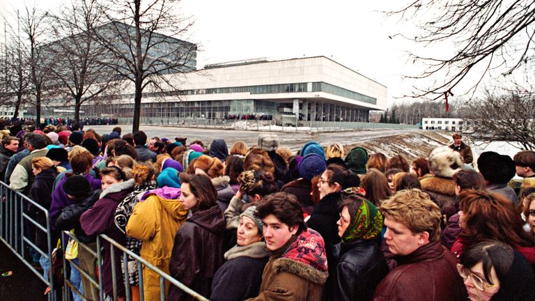 Москвичи и гости столицы собрались у телецентра Останкино, чтобы почтить память тележурналиста Владислава Листьева Москвичи и гости столицы собрались у телецентра Останкино, чтобы почтить память тележурналиста Владислава Листьева