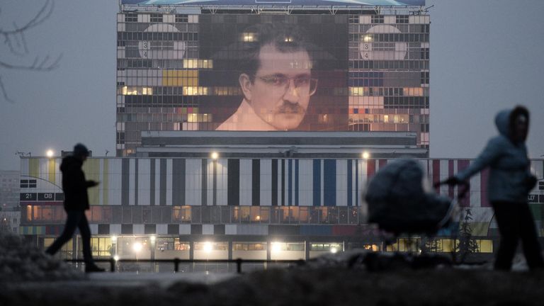 Портрет Владислава Листьева вывесили на здании телецентра Останкино в Москве Портрет Владислава Листьева вывесили на здании телецентра Останкино в Москве