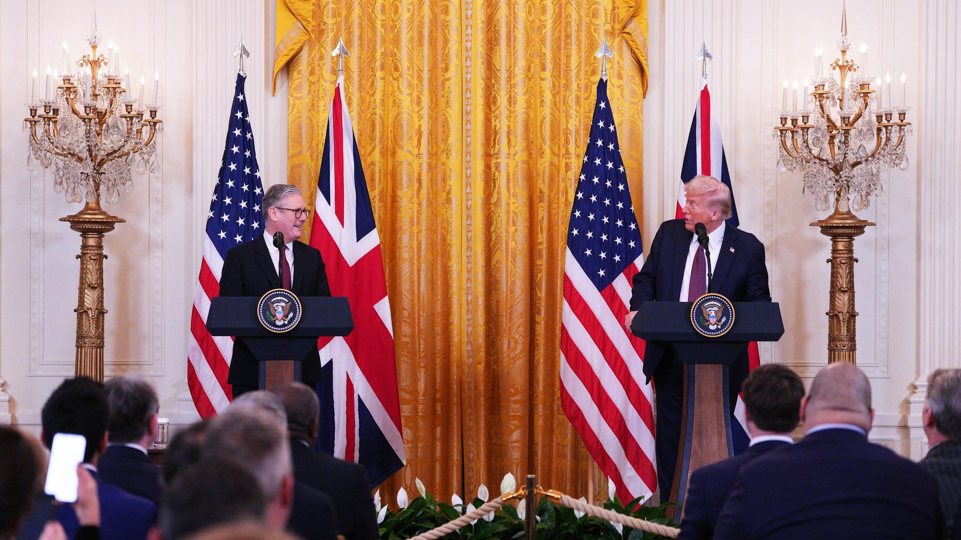 Президент США Дональд Трамп на встрече с премьером Великобритании Киром Стармером в Белом доме - РИА Новости, 1920, 27.02.2025