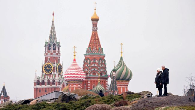 Люди в парке Зарядье в Москве