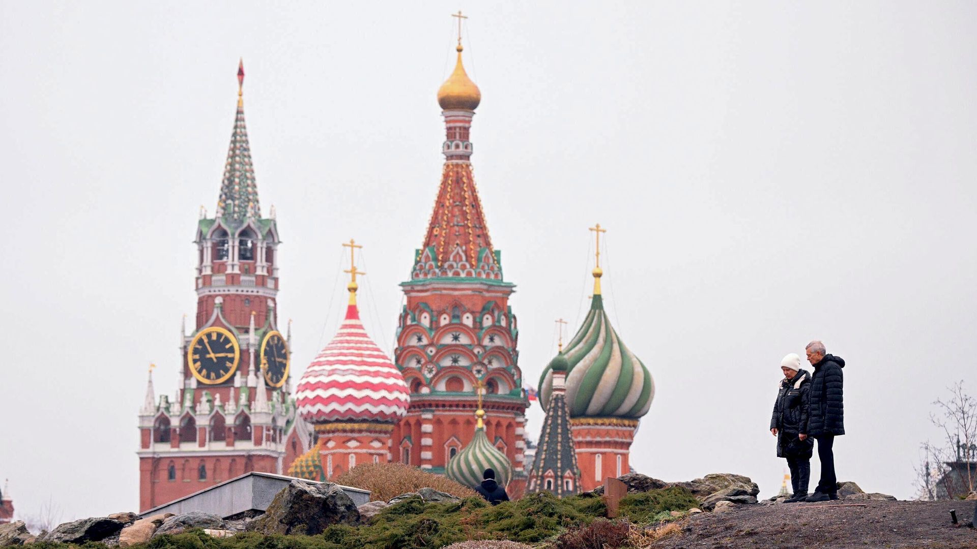 Люди в парке Зарядье в Москве Люди в парке Зарядье в Москве - РИА Новости, 1920, 22.04.2025