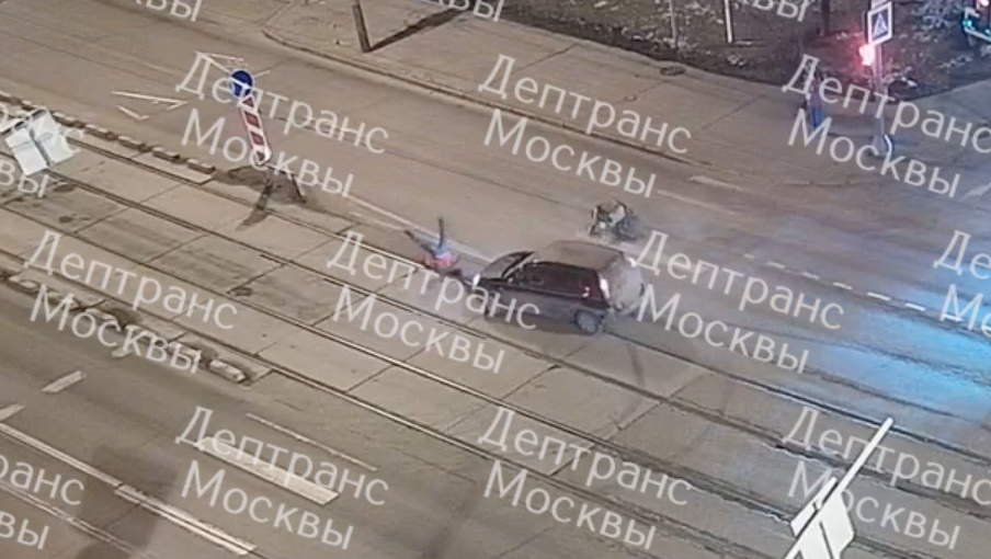Кадр камеры уличного видеонаблюдения со столкновением курьера и автомобиля на Тушинской улице в Москве Кадр камеры уличного видеонаблюдения со столкновением курьера и автомобиля на Тушинской улице в Москве - РИА Новости, 1920, 27.02.2025