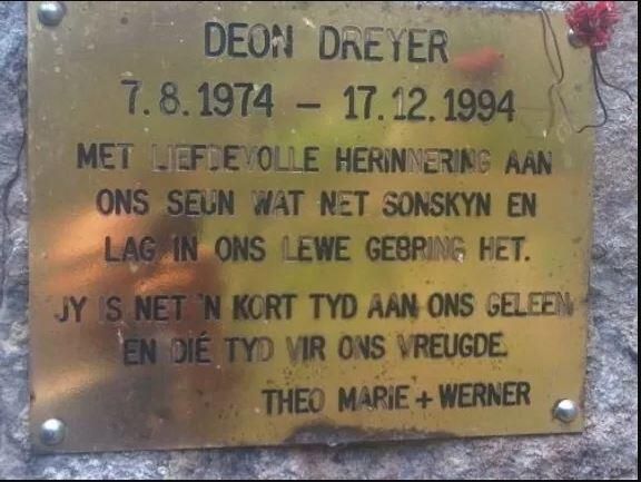 Мемориальная табличка в память о дайвере Деоне Дрейере на входе в Бушменсгат - РИА Новости, 1920, 28.02.2025
