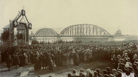 Праздник по случаю открытия моста.
