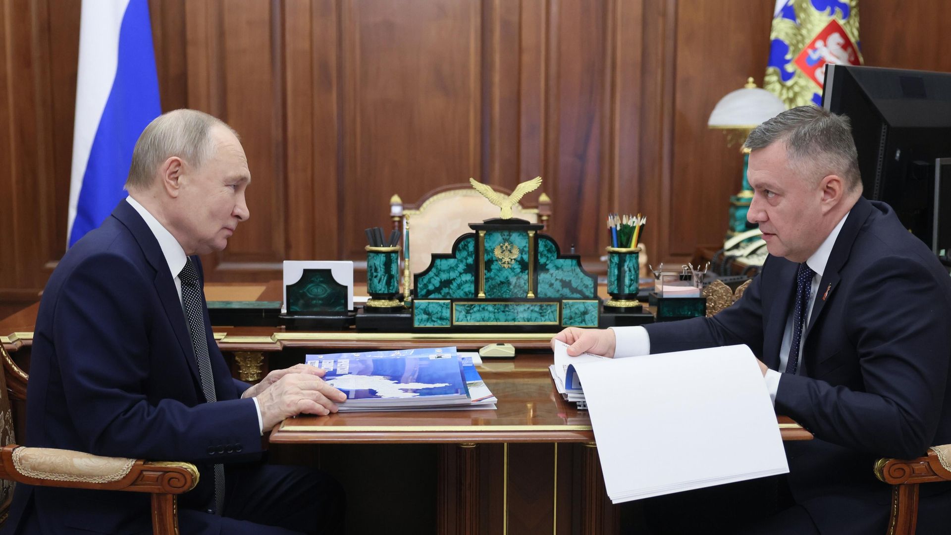  Президент РФ Владимир Путин и губернатор Иркутской области Игорь Кобзев во время встречи - РИА Новости, 1920, 28.02.2025