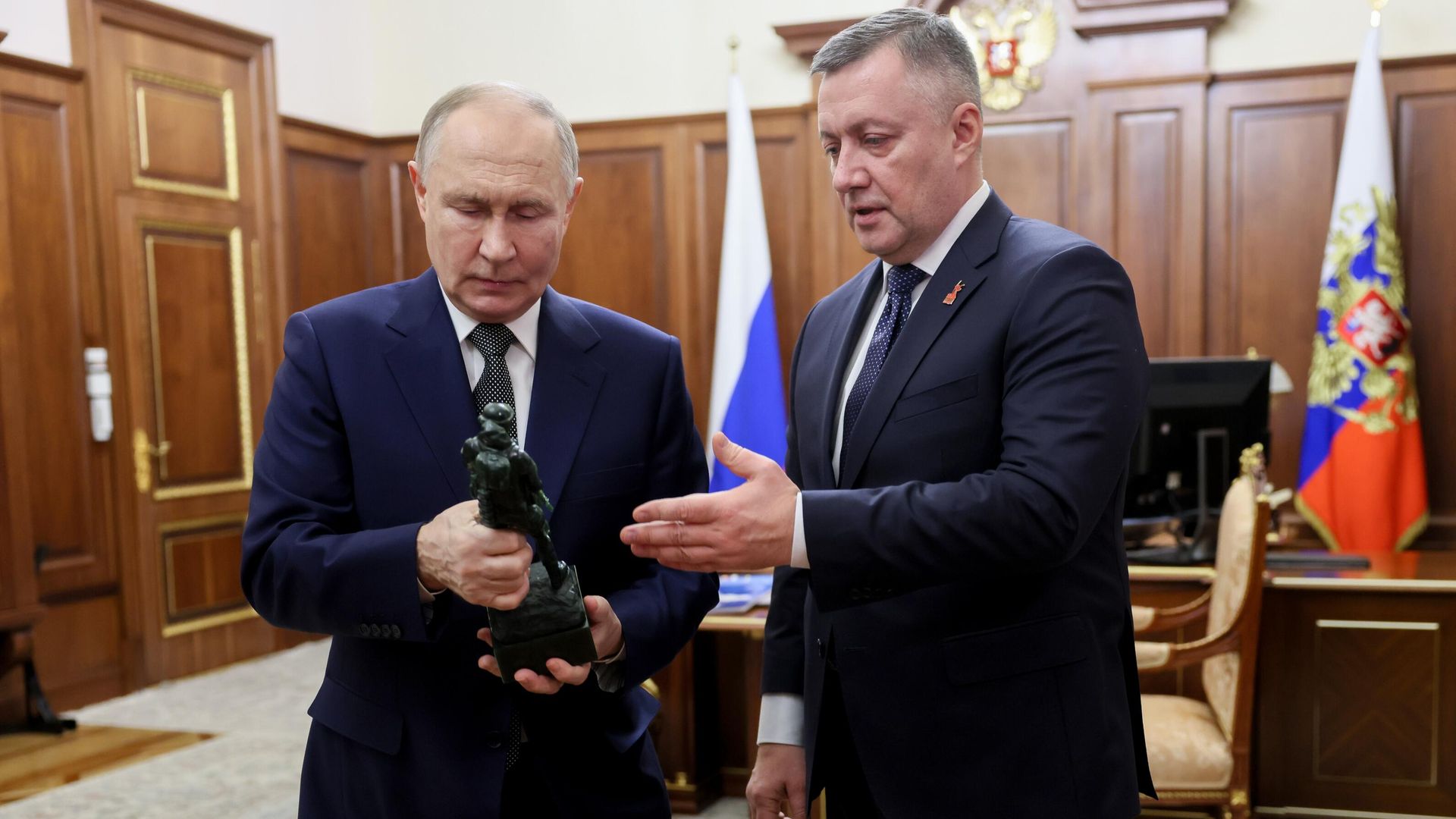 Губернатор Иркутской области Игорь Кобзев передал президенту подарок от матери Героя России Эдуарда Дьяконова – скульптуру бойца СВО, сделанную иркутскими мастерами - РИА Новости, 1920, 28.02.2025