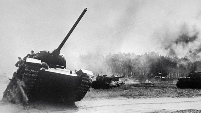 Танковый бой на подступах к Берлину. Слева — советский танк Т-34-85 9-го механизированного корпуса 3-й танковой армии 1-го Украинского фронта Танковый бой на подступах к Берлину. Слева — советский танк Т-34-85 9-го механизированного корпуса 3-й танковой армии 1-го Украинского фронта