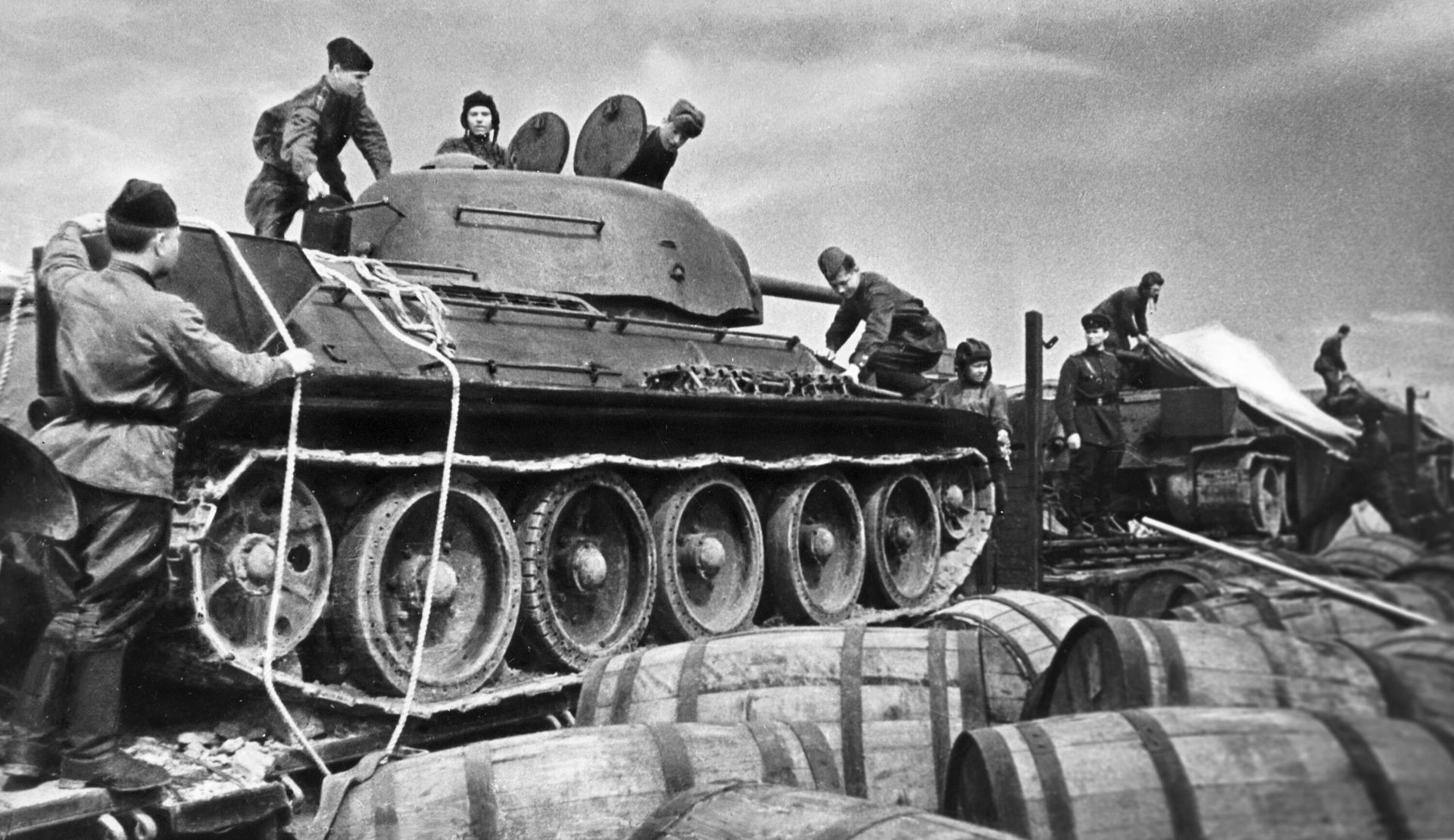 Танки Т-34 перед отправкой на фронт Танки Т-34 перед отправкой на фронт - РИА Новости, 1920, 10.07.2026