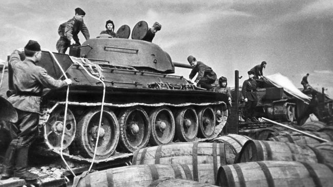 Танки Т-34 перед отправкой на фронт
