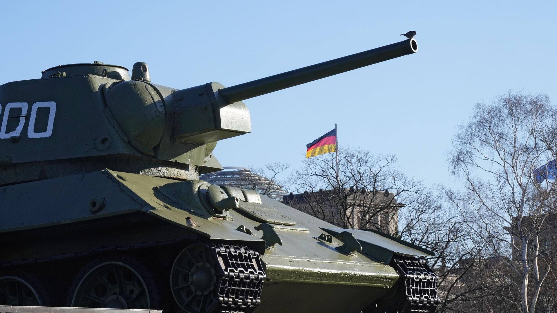 Танк Т-34/76, принимавший участие в битве за Берлин на территории мемориала павшим советским воинам в парке Большой Тиргартен в Берлине Танк Т-34/76, принимавший участие в битве за Берлин на территории мемориала павшим советским воинам в парке Большой Тиргартен в Берлине - РИА Новости, 1920, 08.05.2025