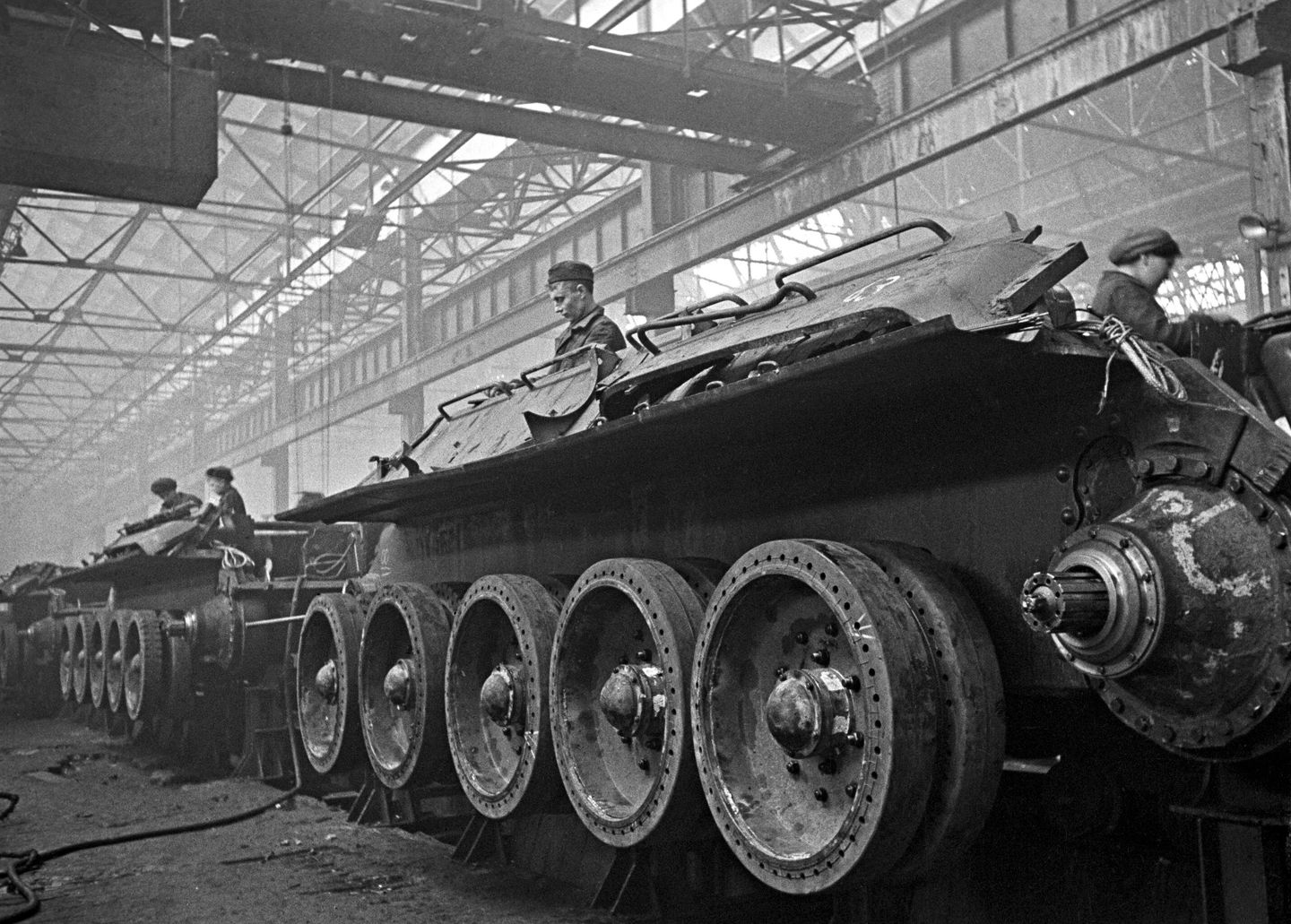 Конвейерная сборка танков Т-34 на Уральском танковом заводе №183 (сейчас Уралвагонзавод) в Нижнем Тагиле