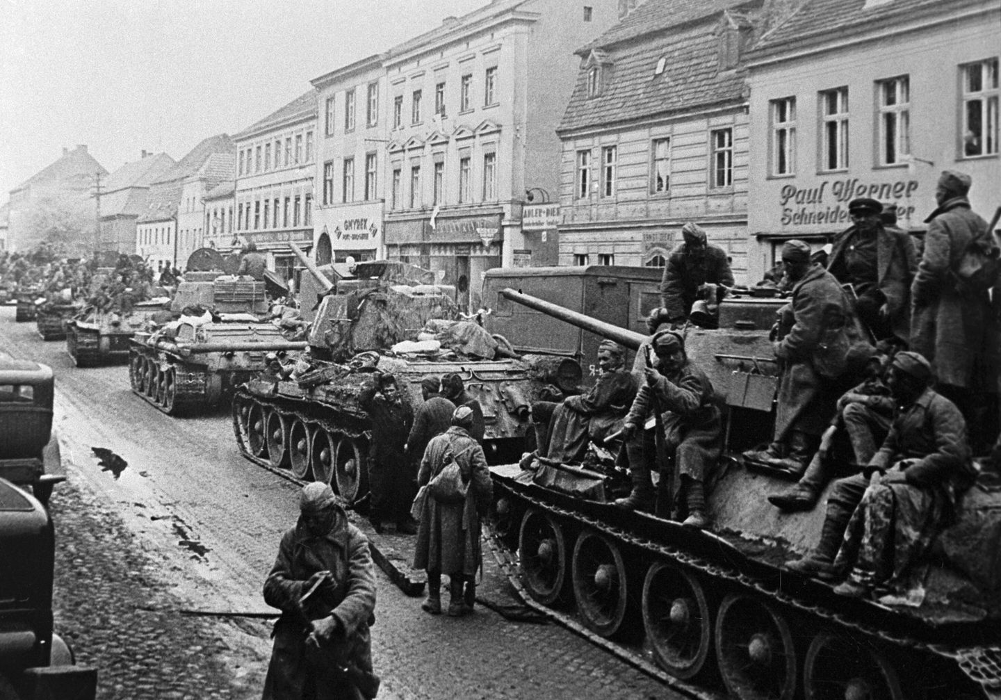Колонна советских танков Т-34-85 на улице Хауптштрассе в городе Даме провинция Марк Бранденбург, Германия 