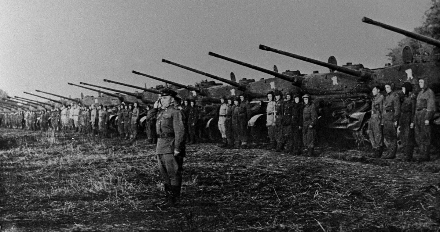 Гвардии полковник Петр Семенович Жуков рапортует о готовности 36-й гвардейской танковой бригады к участию в Белградской стратегической наступательной операции