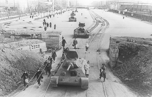 Советские танки Т-34 движутся по Международному (ныне - Московскому) проспекту в Ленинграде Советские танки Т-34 движутся по Международному (ныне - Московскому) проспекту в Ленинграде