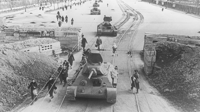 Советские танки Т-34 движутся по Международному (ныне - Московскому) проспекту в Ленинграде
