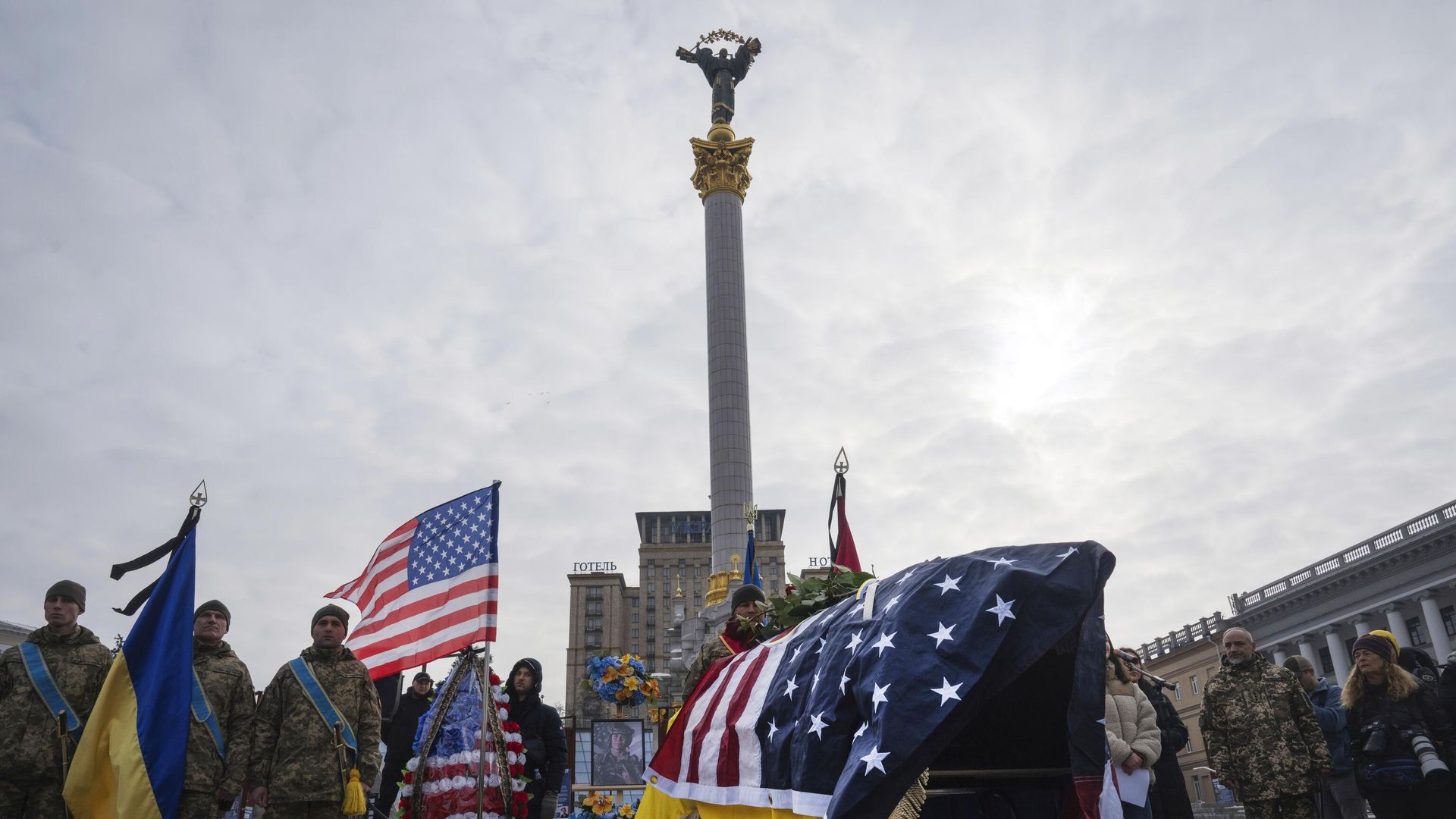 Церемония прощания с ветераном Корпуса морской пехоты США на площади независимости в Киеве Церемония прощания с ветераном Корпуса морской пехоты США на площади независимости в Киеве - РИА Новости, 1920, 23.08.2025