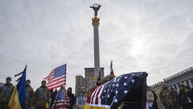Церемония прощания с ветераном Корпуса морской пехоты США на площади независимости в Киеве