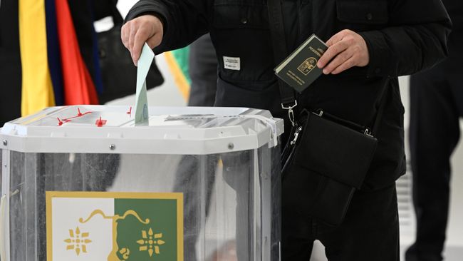 Избиратель голосует во втором туре президентских выборов в Абхазии