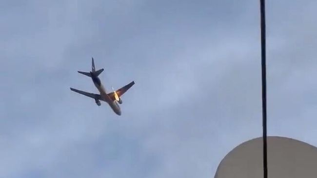 Самолет американской курьерской компании FedEx совершил экстренную посадку в американском аэропорту Ньюарк Либерти, штат Нью-Джерси
