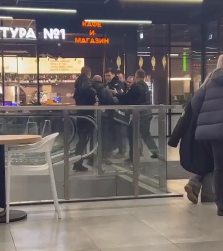 Конфликт постетителя с охраной в ТЦ Красный кит в Мытищах. Кадр видео Конфликт постетителя с охраной в ТЦ Красный кит в Мытищах. Кадр видео - РИА Новости, 1920, 02.03.2025