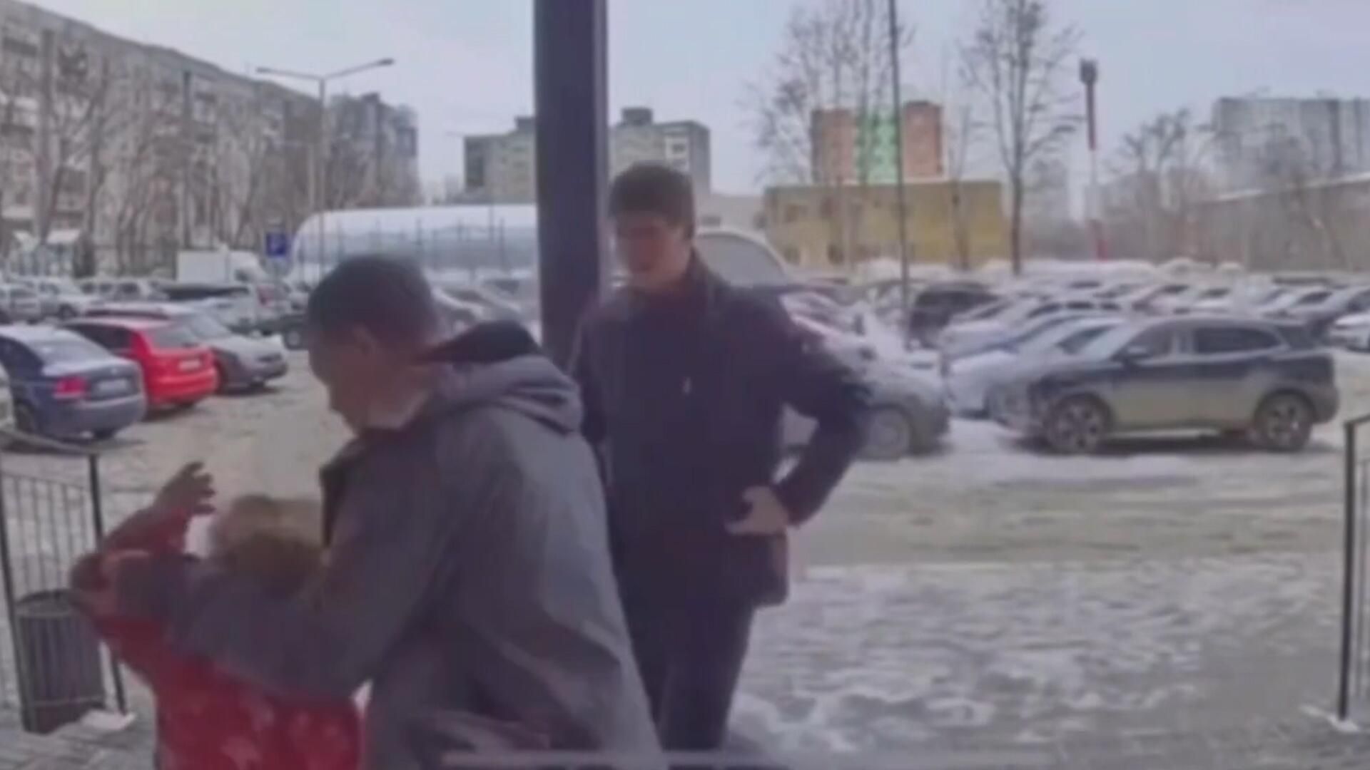 Видео с ребенком, пострадавшим во время семейного конфликта в Перми - РИА Новости, 1920, 05.03.2025
