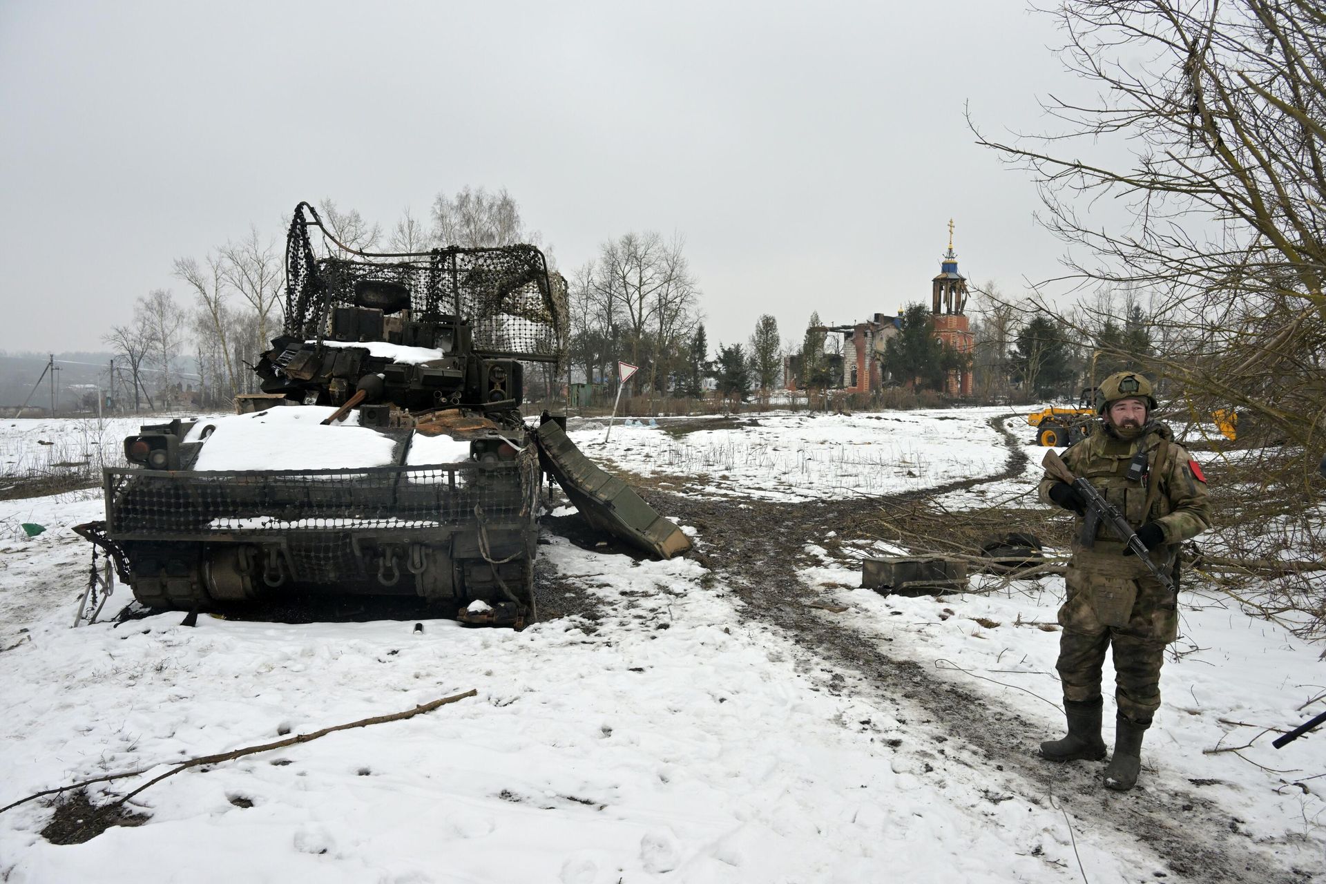 Военнослужащий ВС РФ в селе Погребки Суджанского района Курской области Военнослужащий ВС РФ в селе Погребки Суджанского района Курской области - РИА Новости, 1920, 27.11.2025