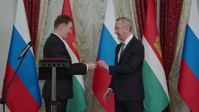 Губернатор Калужской области Владислав Шапша вручает российский паспорт переехавшему из Германии соотечественнику Вадиму Цовбуну. Кадр видео Губернатор Калужской области Владислав Шапша вручает российский паспорт переехавшему из Германии соотечественнику Вадиму Цовбуну. Кадр видео