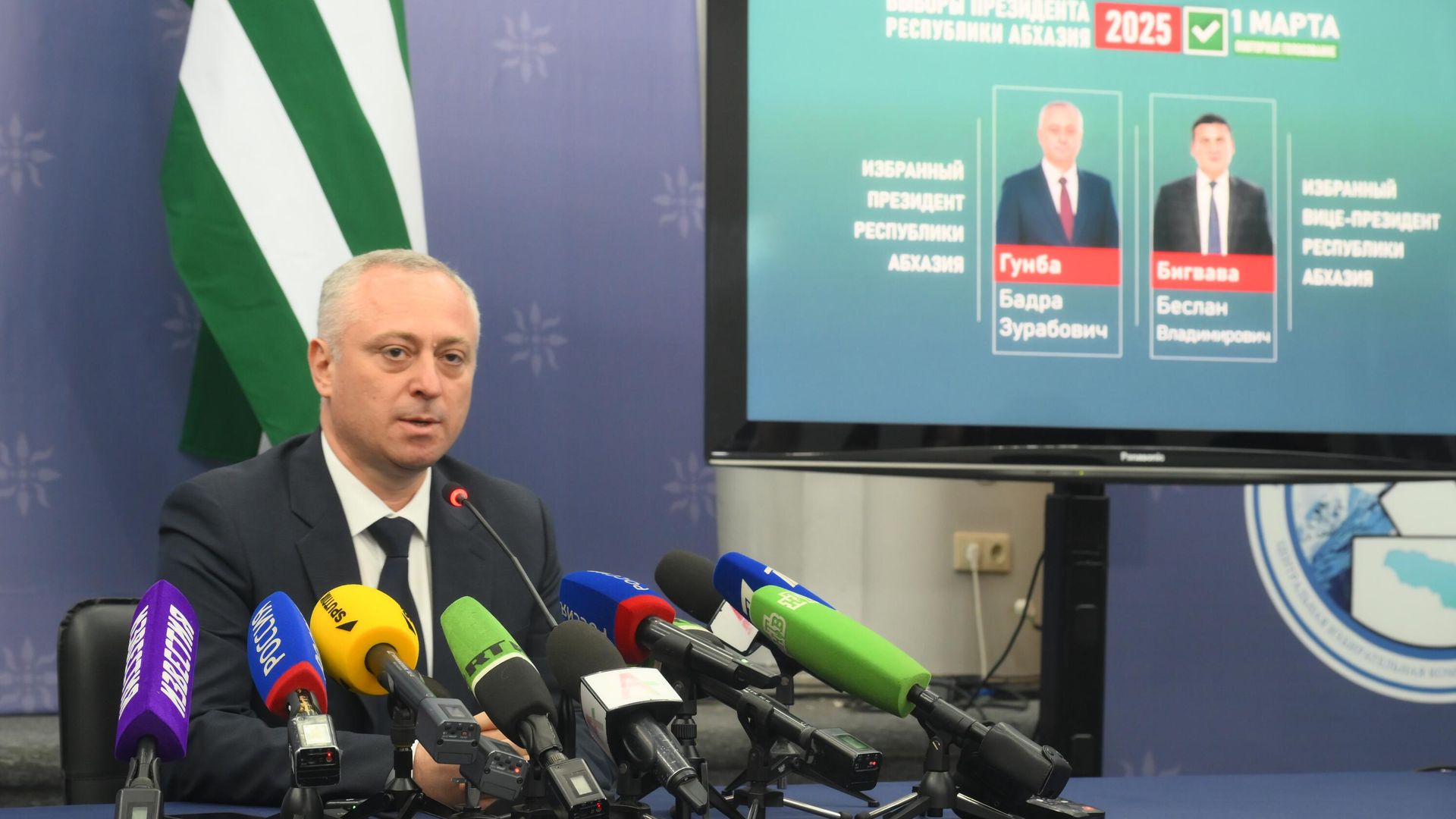 Избранный президент Абхазии Бадра Гунба во время пресс-конференции. 3 марта 2025 года Избранный президент Абхазии Бадра Гунба во время пресс-конференции. 3 марта 2025 года - РИА Новости, 1920, 03.03.2025
