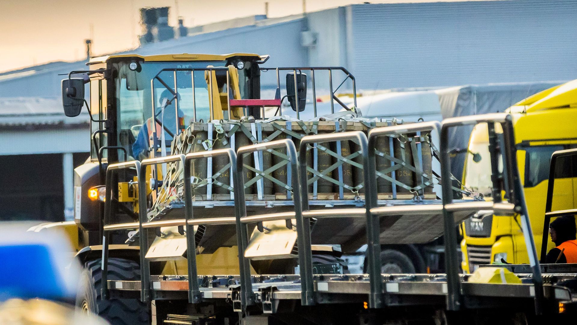 Погрузка артиллерийских боеприпасов на грузовой самолет американской авиакомпании в аэропорту Жешув-Ясенка - РИА Новости, 1920, 04.03.2025