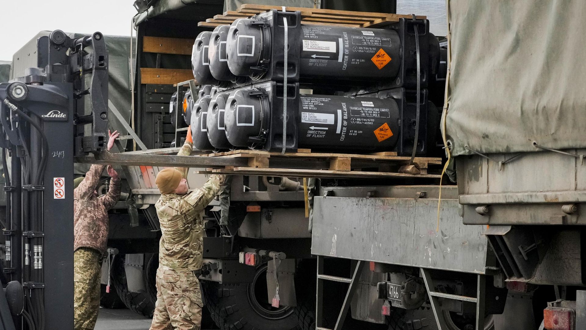 Украинские военнослужащие загружают противотанковые ракеты Javelin, поставленные в рамках помощи США Украине Украинские военнослужащие загружают противотанковые ракеты Javelin, поставленные в рамках помощи США Украине - РИА Новости, 1920, 12.03.2025