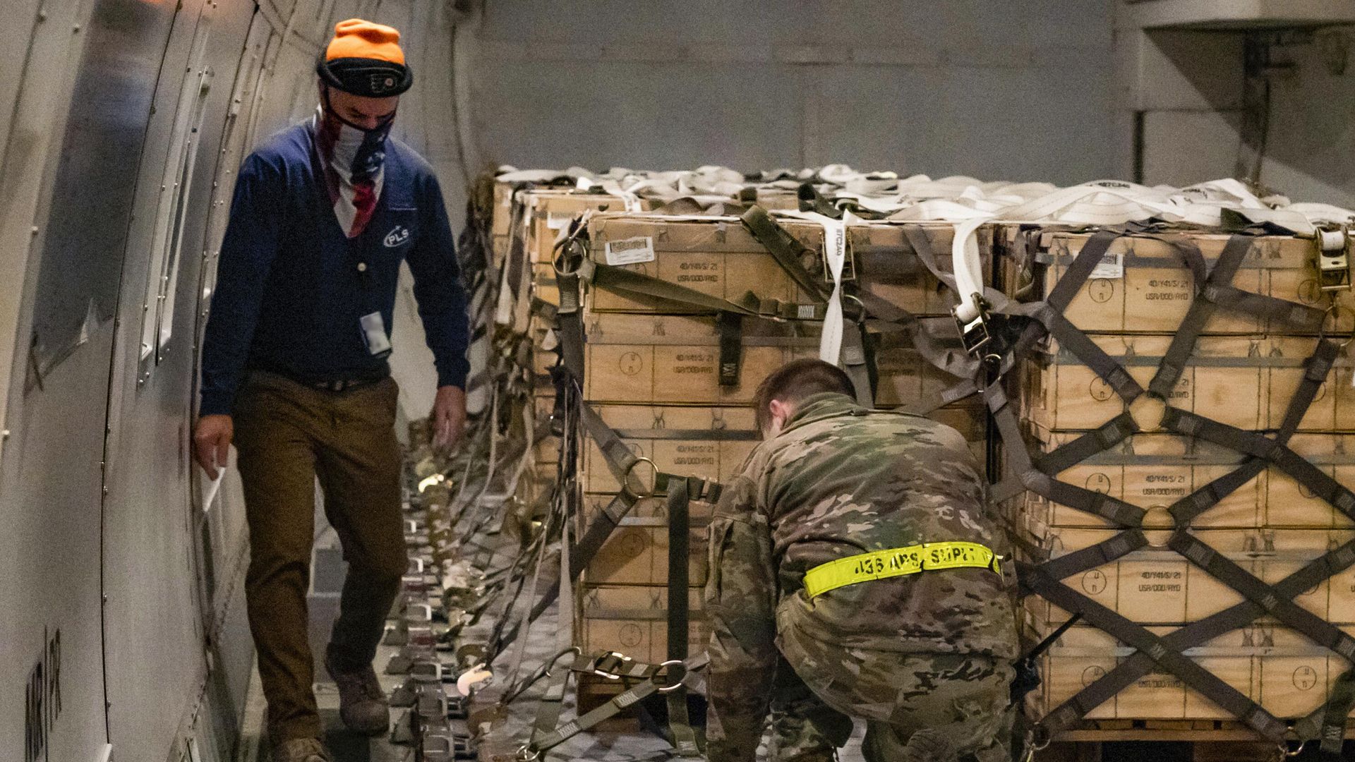 Военнослужащие загружают боеприпасы и оружие в рамках помощи Украине Военнослужащие загружают боеприпасы и оружие в рамках помощи Украине - РИА Новости, 1920, 22.12.2025