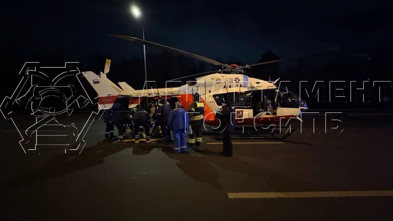 Эвакуация женщины, пострадавшей в ДТП на востоке Москвы Эвакуация женщины, пострадавшей в ДТП на востоке Москвы - РИА Новости, 1920, 04.03.2025