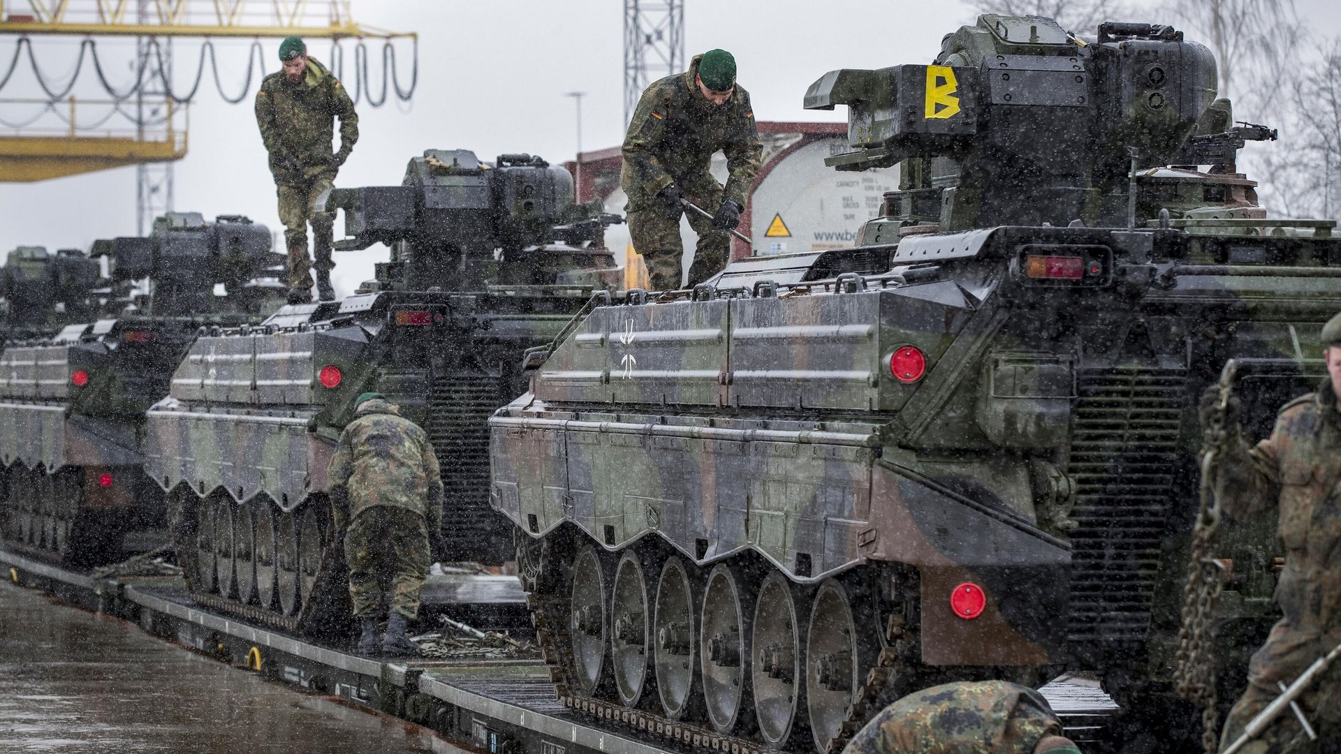 Немецкие военнослужащие готовятся к разгрузке БМП Marder Немецкие военнослужащие готовятся к разгрузке БМП Marder - РИА Новости, 1920, 27.11.2025