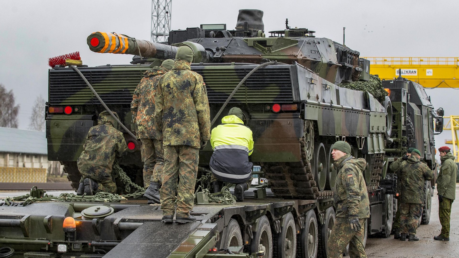 Немецкие военнослужащие загружают танк Leopard 2 на железнодорожной станции - РИА Новости, 1920, 20.08.2025