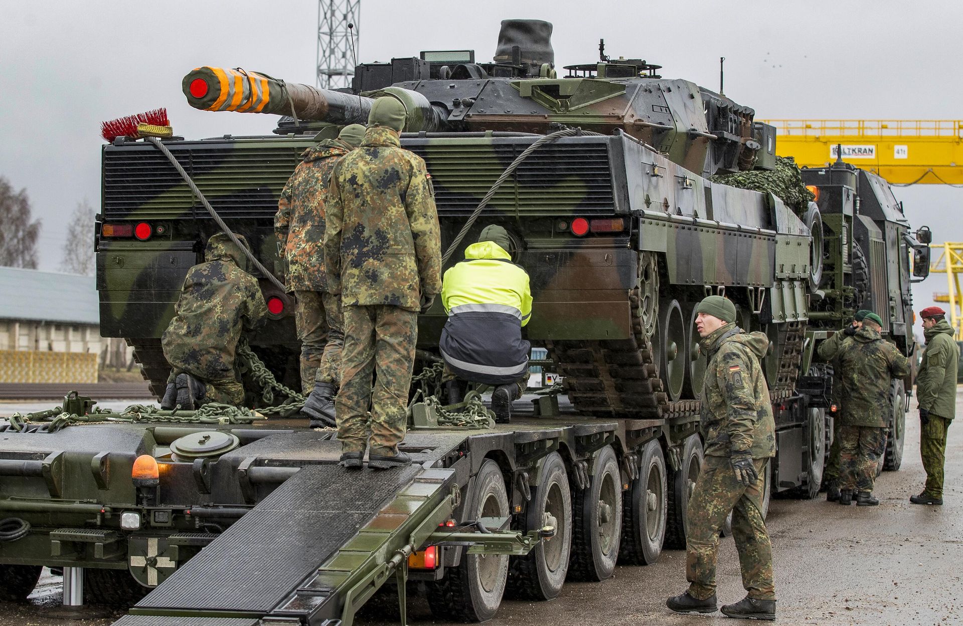 Немецкие военнослужащие загружают танк Leopard 2 на железнодорожной станции Немецкие военнослужащие загружают танк Leopard 2 на железнодорожной станции - РИА Новости, 1920, 17.10.2025