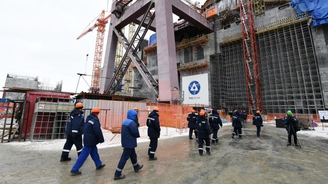 Рабочие у строящегося реакторного энергоблока Курской АЭС-2