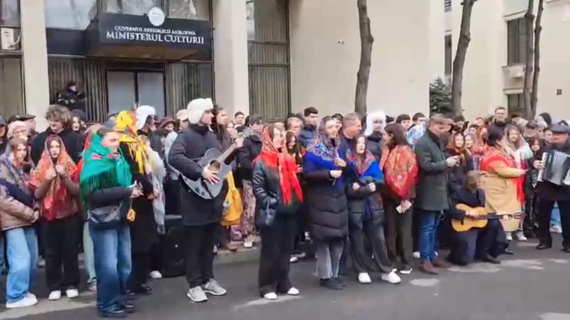 Активисты молдавского оппозиционного блока Победа проводят флешмоб у здания Минкульта в защиту легендарной песни Катюша - РИА Новости, 1920, 04.03.2025